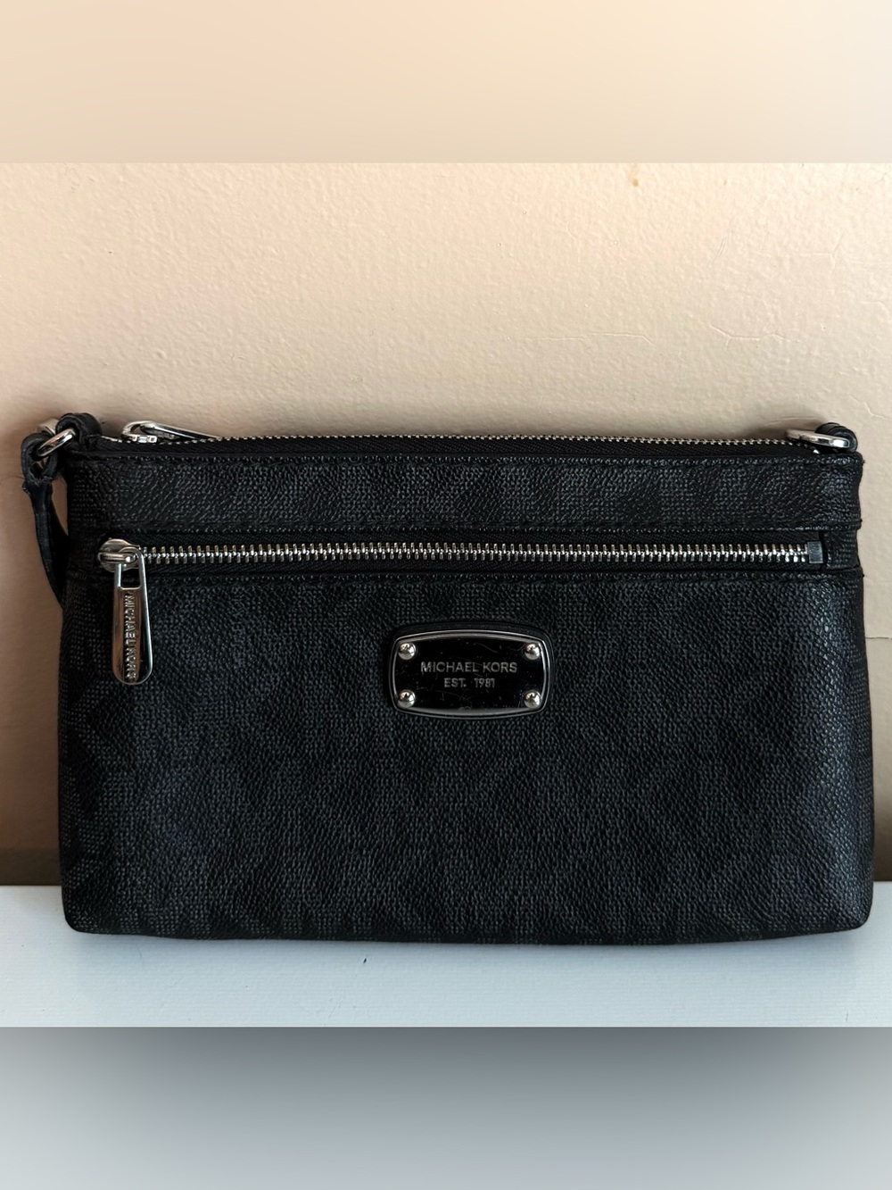 MICHAEL KORS BLACK WRISTLET/BAG MK SIGNATURE SILVER LOGO ZIP POCKET CARD SLOTS